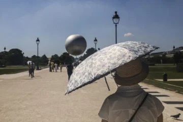 Francia pone a 16 departamentos, incluyendo París, en alerta roja para mañana martes