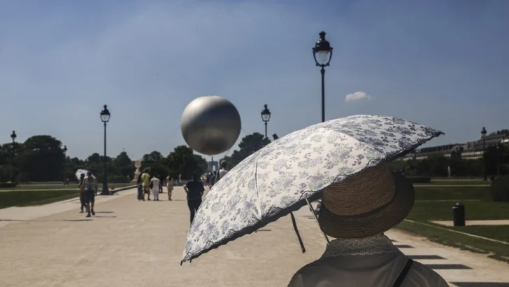 Francia pone a 16 departamentos, incluyendo París, en alerta roja para mañana martes Francia pone a 16 departamentos, incluyendo París, en alerta roja para mañana martes