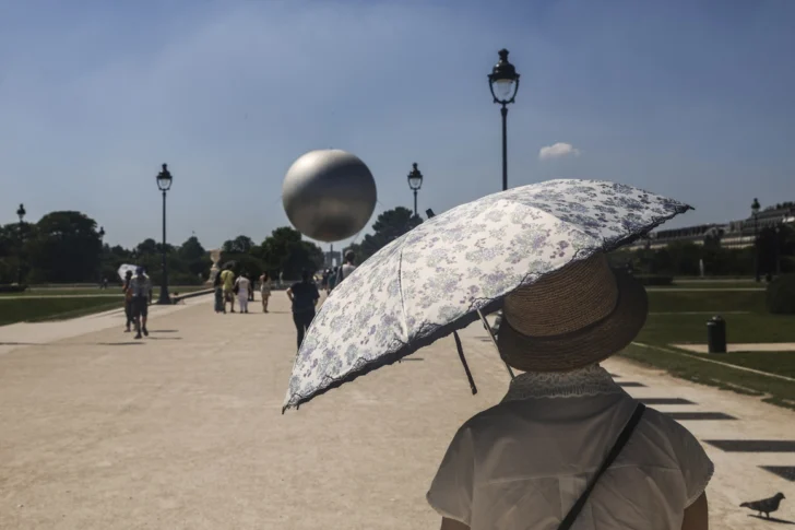 Francia pone a 16 departamentos, incluyendo París, en alerta roja para mañana martes