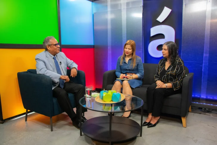  Gustavo Olivo Peña, Ibeth Guzmán y Marilyn Almenteros, escritora. Foto: ©️ Juan Antonio Guio. ACENTO.