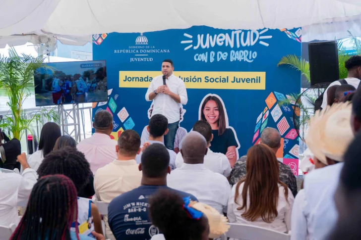 Ministro Carlos Valdez impulsa juventud en Los Barrancones con jornada de oportunidades