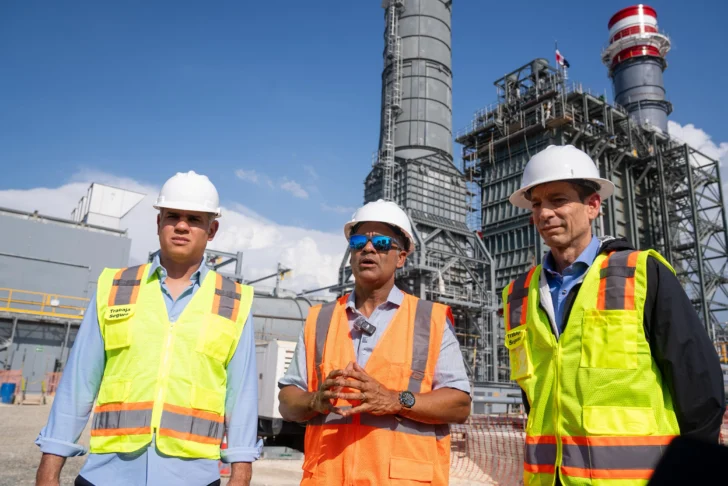 Ministro Joel Santos supervisa avances de central a gas natural en Manzanillo