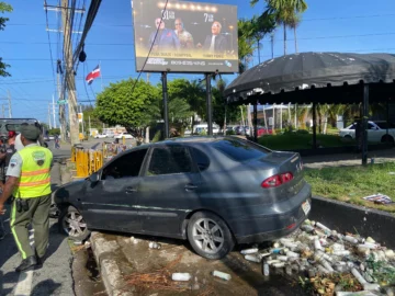 Mujer choca contra las ruinas del Jet Set y derriba mural conmemorativo