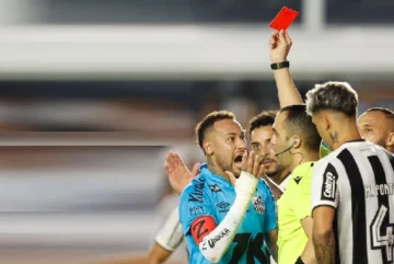 Neymar confunde fútbol con voleibol, finge falta y es expulsado en su primer partido con el Santos Neymar confunde fútbol con voleibol, finge falta y es expulsado en su primer partido con el Santos