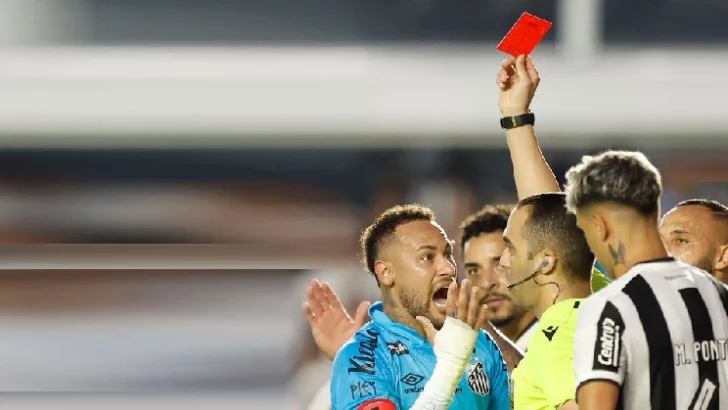 Neymar confunde fútbol con voleibol, finge falta y es expulsado en su primer partido con el Santos