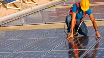 Insta al Gobierno no seguir perdiendo el tiempo retrasando instalación masiva de paneles solares sobre techos