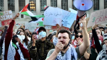 Militante propopalestino, figura de protestas en Columbia, libre tras fallo judicial