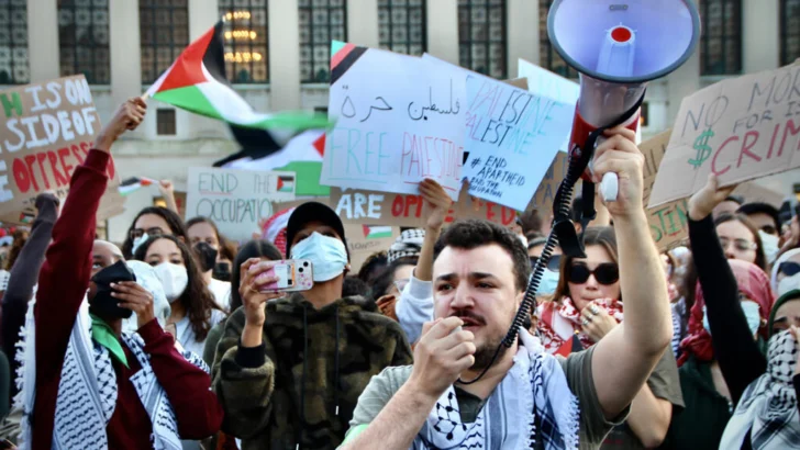 Militante propopalestino, figura de protestas en Columbia, libre tras fallo judicial
