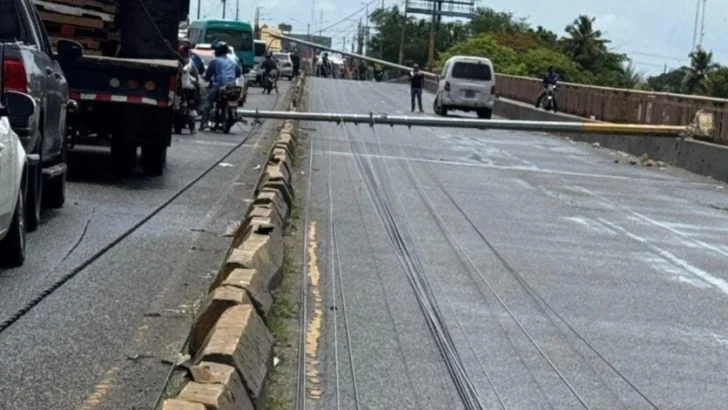 Reportan caída de postes eléctricos sobre puente de la 17 Reportan caída de postes eléctricos sobre puente de la 17