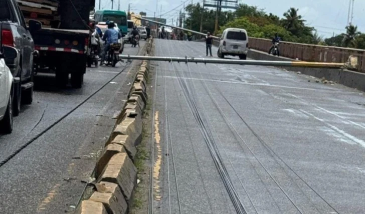 Reportan caída de postes eléctricos sobre puente de la 17