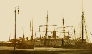  Al fondo, vista parcial de un transatlántico en el puerto de Barcelona. Al frente: Concepción Hernández, su madre (Hortensia) y sus hijas. Barcelona, 1915. © Abigail Mejía.