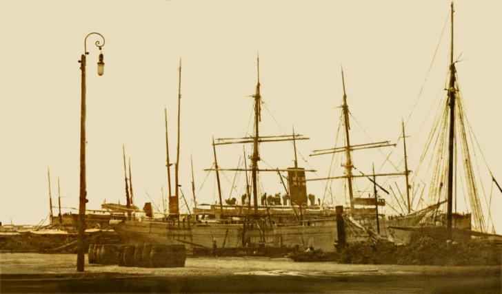  Al fondo, vista parcial de un transatlántico en el puerto de Barcelona. Al frente: Concepción Hernández, su madre (Hortensia) y sus hijas. Barcelona, 1915. © Abigail Mejía.