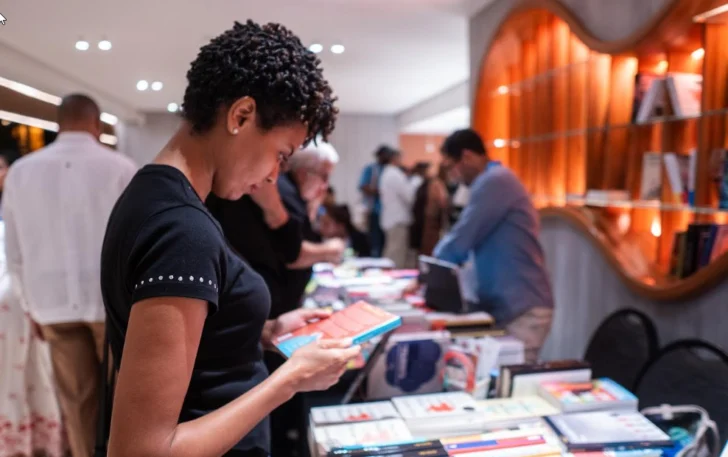 Una-joven-estudiante-de-literatura-observa-libros-durante-un-receso-de-Mar-de-Palabras-728x457 Una-joven-estudiante-de-literatura-observa-libros-durante-un-receso-de-Mar-de-Palabras-728x457