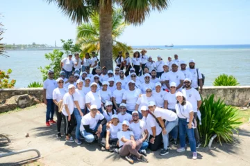Voluntariado Crecer recolecta más de 4,650 libras de desechos en limpieza costera en Santo Domingo