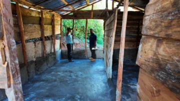 Minera reemplaza pisos de tierra por pisos de cemento en zona norte de San Juan de la Maguana