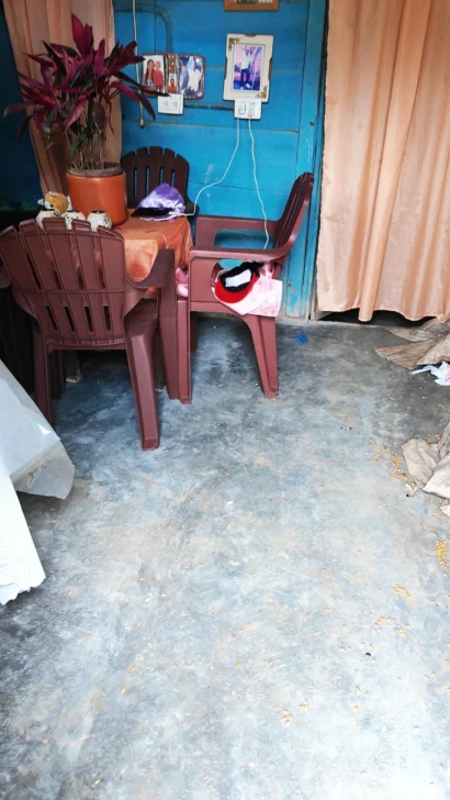 Minera reemplaza pisos de tierra por pisos de cemento en zona norte de San Juan de la Maguana