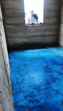 Minera reemplaza pisos de tierra por pisos de cemento en zona norte de San Juan de la Maguana