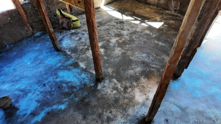 Minera reemplaza pisos de tierra por pisos de cemento en zona norte de San Juan de la Maguana