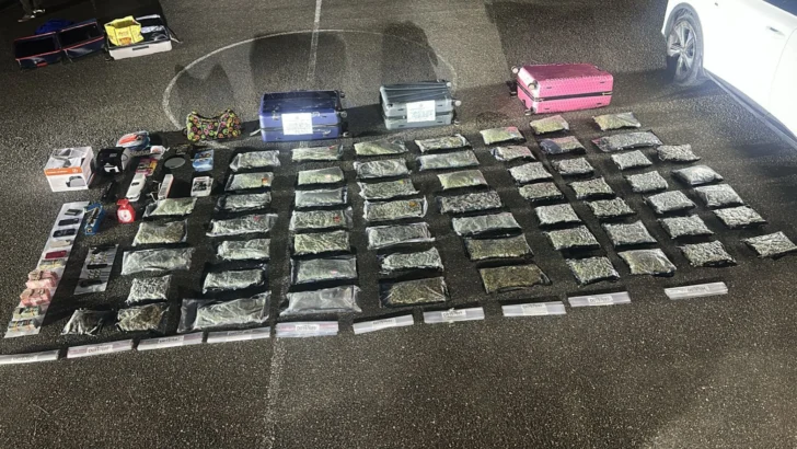 Confiscan 60 paquetes de marihuana y arrestan cinco personas en Santiago Confiscan 60 paquetes de marihuana y arrestan cinco personas en Santiago