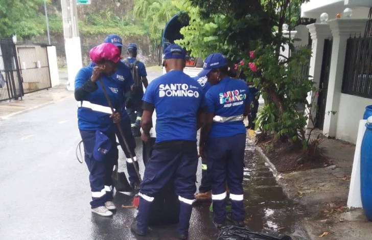 Alcaldía del DN intensifica limpieza de imbornales y filtrantes por fuertes lluvias