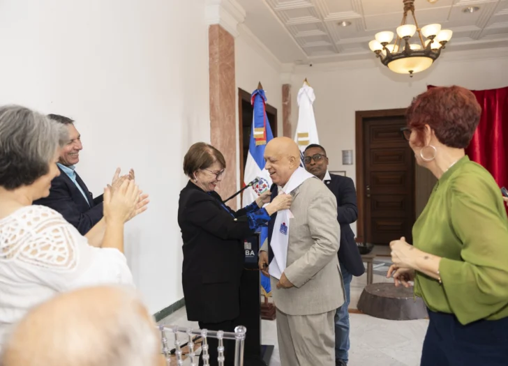 Bellas Artes declara 'Estudiante de Honor' al maestro Giovanny Cruz Durán