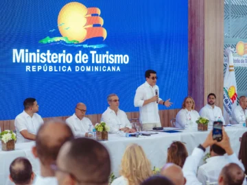  Abinader y Collado inauguran malecón de Haina