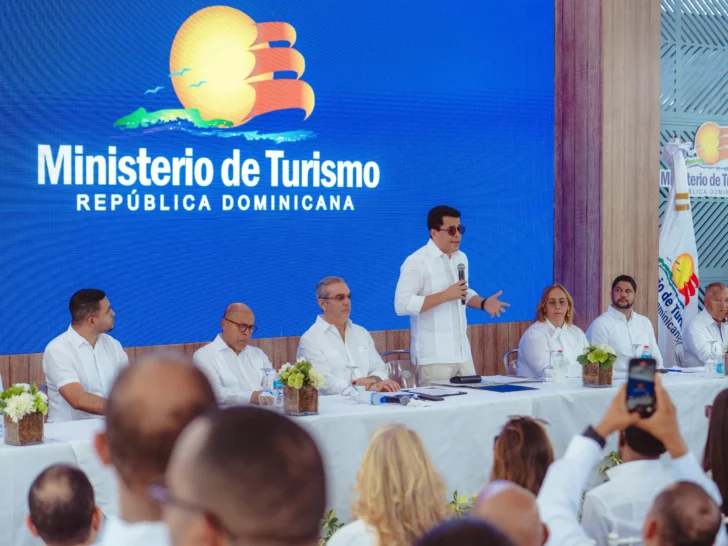  Abinader y Collado inauguran malecón de Haina