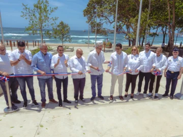  Abinader y Collado inauguran malecón de Haina