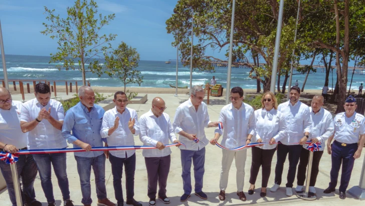  Abinader y Collado inauguran malecón de Haina