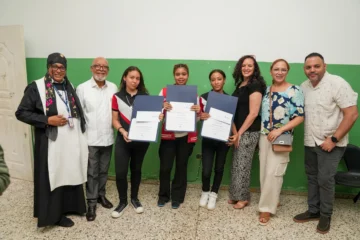 Fundación DAMA reconoce a estudiantes meritorios de los liceos Las Américas y Juan Pablo Duarte
