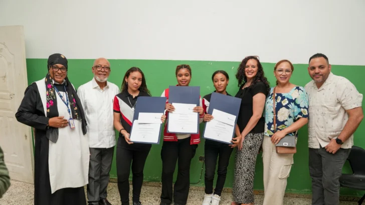 Fundación DAMA reconoce a estudiantes meritorios de los liceos Las Américas y Juan Pablo Duarte
