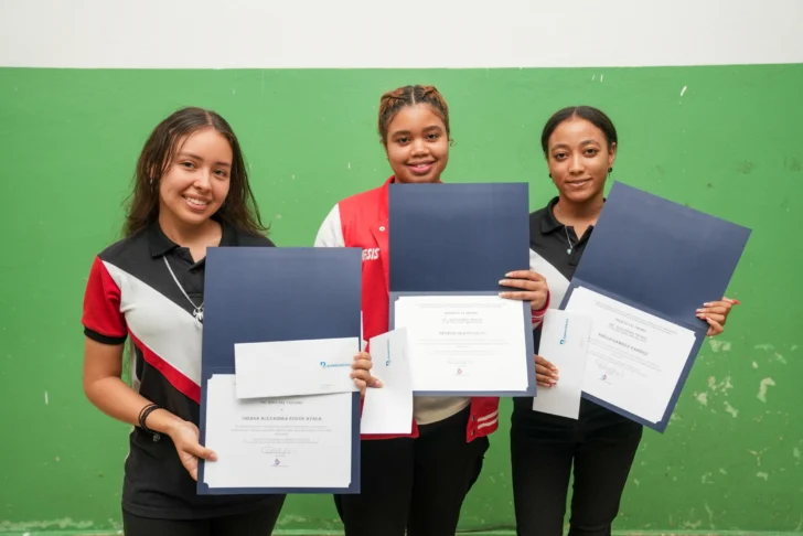  Nilbelis Ramírez, Génesis Beato Cueto y Oriana Rincón Ayala, del Liceo Las Américas, en Manoguayabo.