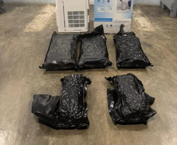 DNCD incauta aire acondicionado portátil lleno de paquetes de marihuana