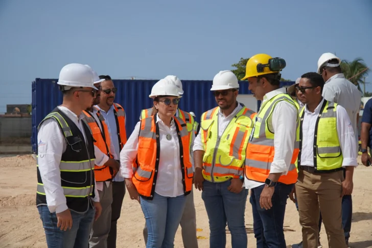 Carolina supervisa la construcción del Malecón Deportivo y del Paseo 30 de Mayo