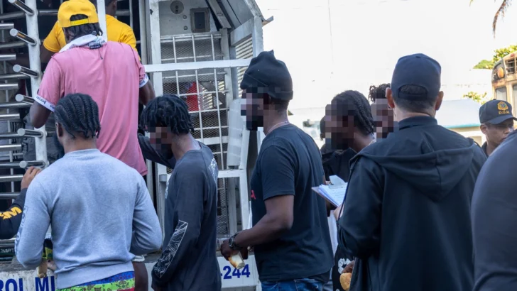 Detienen 1,824 nacionales haitianos y deporta a otros 760 por estatus ilegal Detienen 1,824 nacionales haitianos y deporta a otros 760 por estatus ilegal