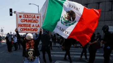 Por qué la bandera de México está tan presente en las protestas en Los Ángeles contra las redadas migratorias