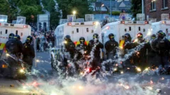 Tercera noche de disturbios antiinmigrantes en Irlanda del Norte tras un intento de violación