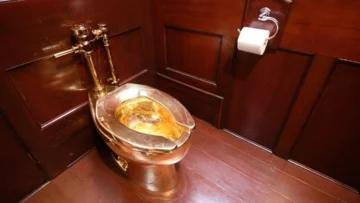 La historia de cómo se robaron de un palacio británico un inodoro de oro que valía más de US$6 millones