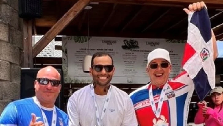Juan Ramón Mejía conquista en PR el podio general en el OceanMan Vieques 2025