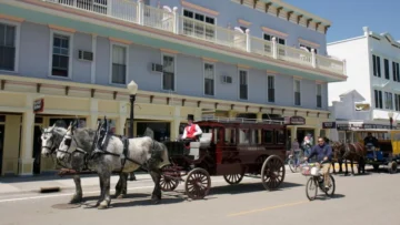 Mackinac, la isla estadounidense donde los autos están prohibidos desde hace más de un siglo y Mackinac, la isla estadounidense donde los autos están prohibidos desde hace más de un siglo y