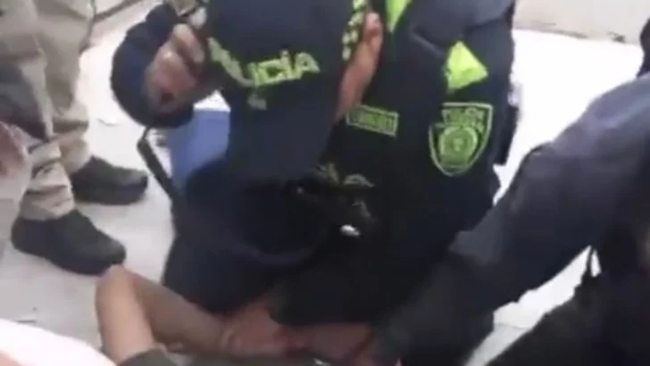 Balean en público al senador y precandidato presidencial colombiano, Miguel Uribe Turbay