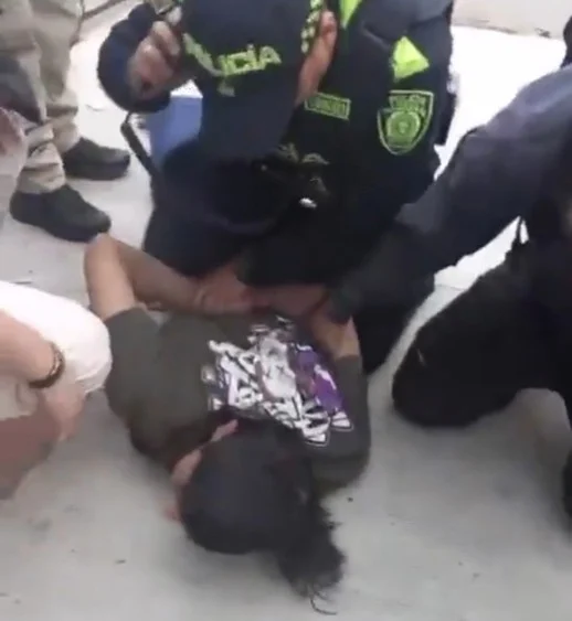 Balean en público al senador y precandidato presidencial colombiano, Miguel Uribe Turbay