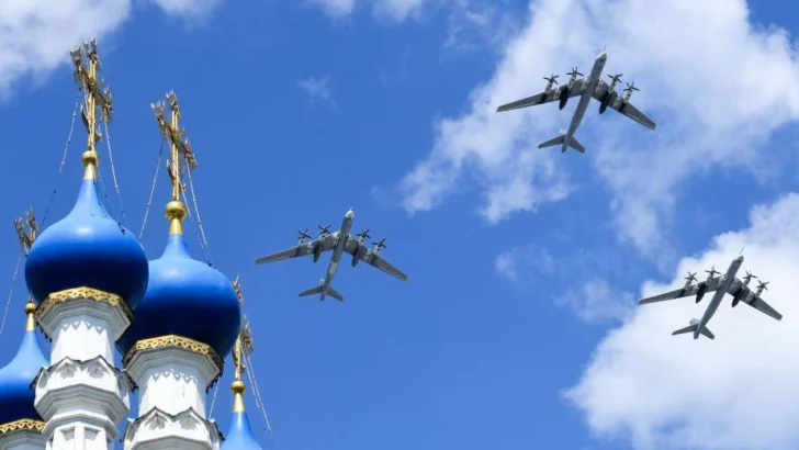 'Un verdadero desastre': cómo afectará a la capacidad de combate de Rusia la destrucción de sus bombarderos por parte de Ucrania