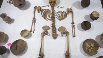 Obreros instalaban una tubería en Lima y encontraron una momia de más de mil años