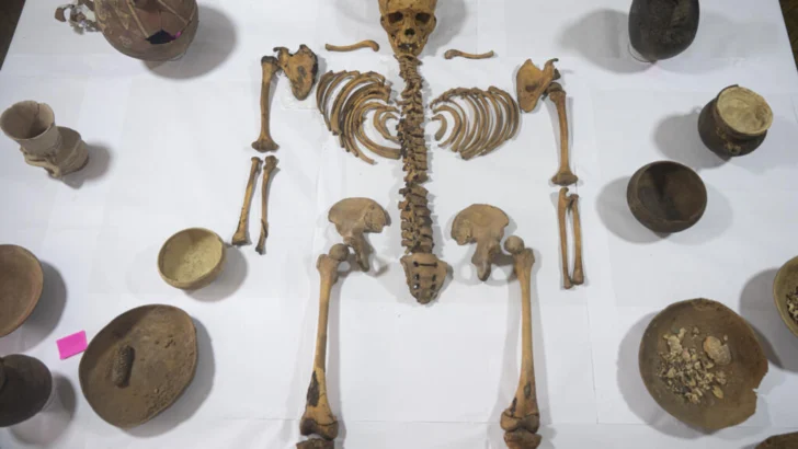 Obreros instalaban una tubería en Lima y encontraron una momia de más de mil años