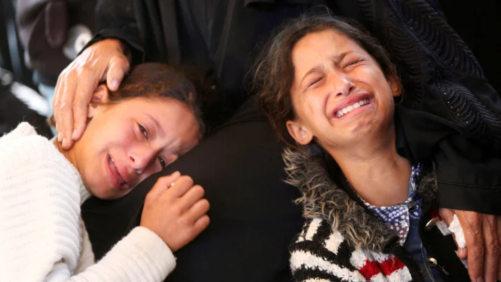 'Una carnicería total': reportan la muerte de decenas de palestinos en el tercer día de ataques israelíes cerca de los centros de distribución de ayuda en Gaza