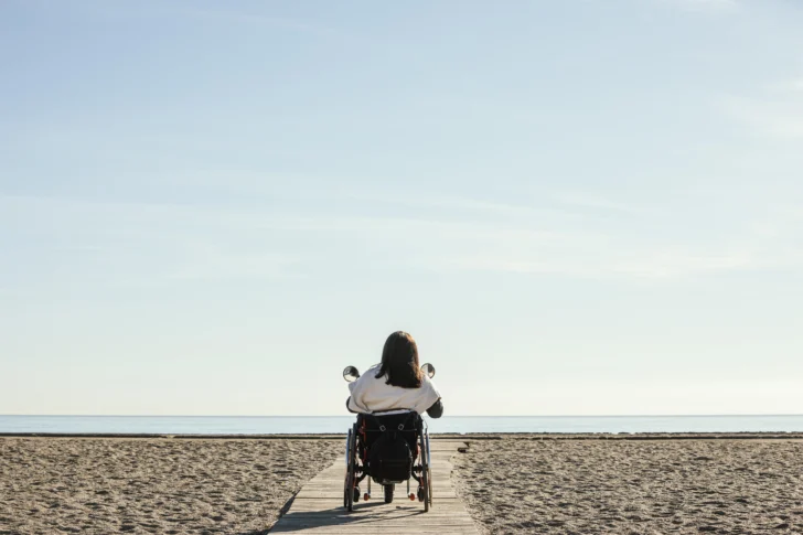 back-view-woman-wheelchair-beach-728x485 back-view-woman-wheelchair-beach-728x485