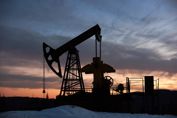 El petróleo Brent se dispara un 2 % tras el ataque iraní a instalaciones del Mosad
