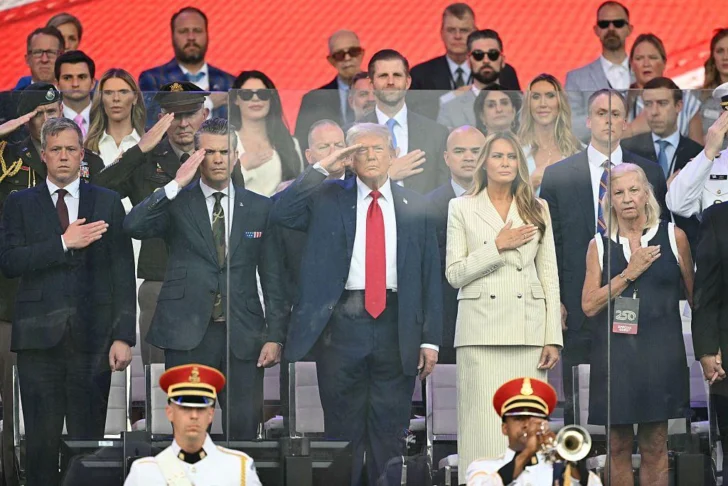 Las impresionantes imágenes del desfile militar de Trump y de las protestas en su contra más grandes desde que volvió al poder