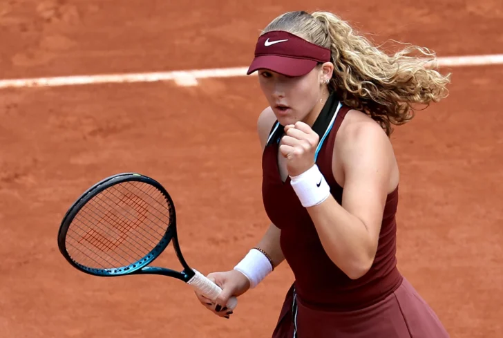  La rusa Mirra Andreeva celebra un punto durante su partido de octavos de final de Roland Garros contra la australiana Daria Kasatkina. EFE/EPA/CHRISTOPHE PETIT TESSON<br />